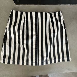 Vegan Leather PU black and white striped Mini Skirt w full zip Forever 21 sz sm